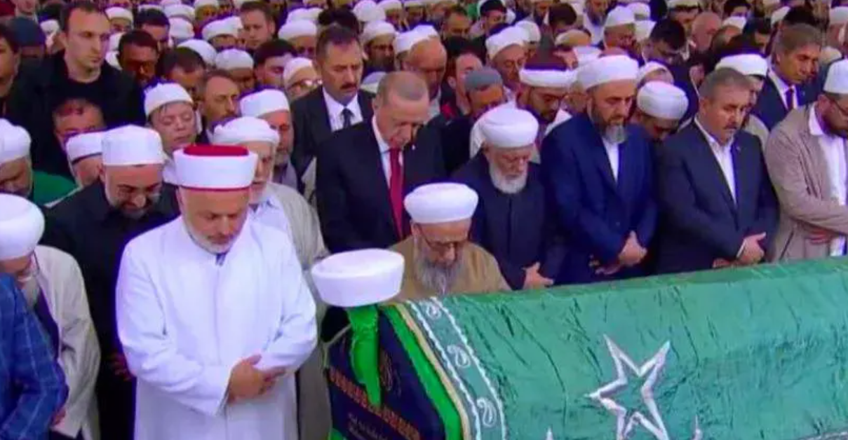 الآلاف يشيّعون جثمان الشيخ عبد المجيد الزنداني في إسطنبول التركية
