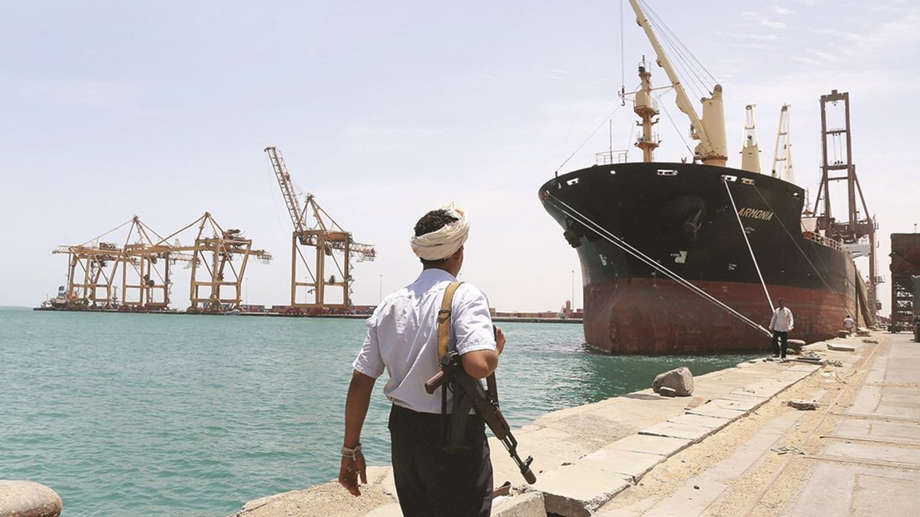 اتهامات حكومية للحوثيين بنهب 5 مليارات دولار من بيع المشتقات النفطية وإيرادات ميناء الحديدة خلال عامين
