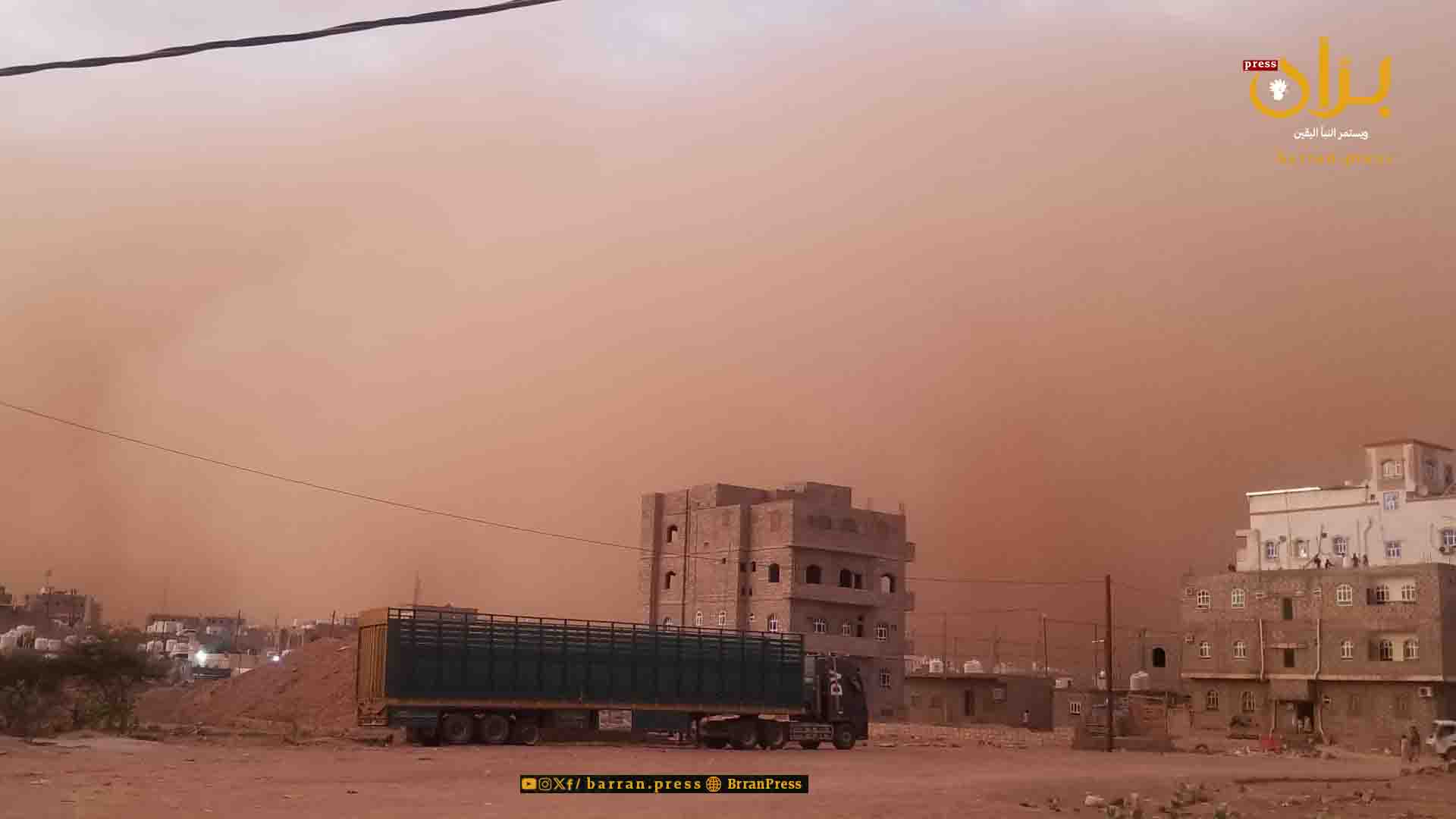 فيديو .. مأرب | عاصفة ترابية كثيفة تجتاح أجزاء واسعة من مديريتي الوادي والمدينة بمحافظة مأرب