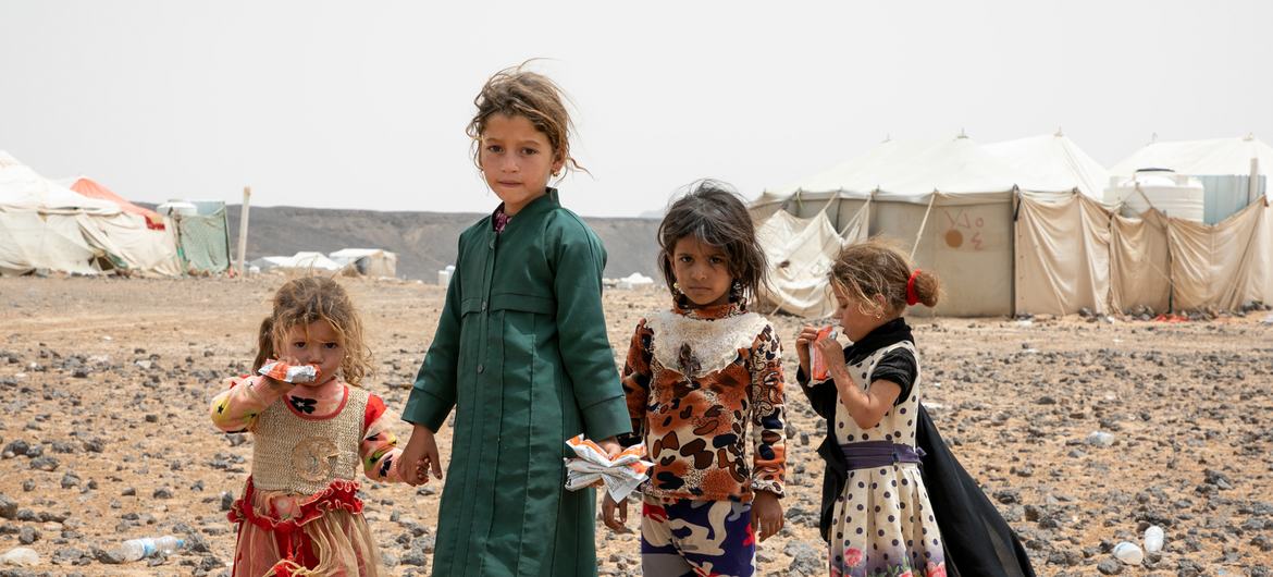 © WFP/Annabel Symington فتيات صغيرات في مخيم للنازحين بالقرب من مدينة مأرب في اليمن.