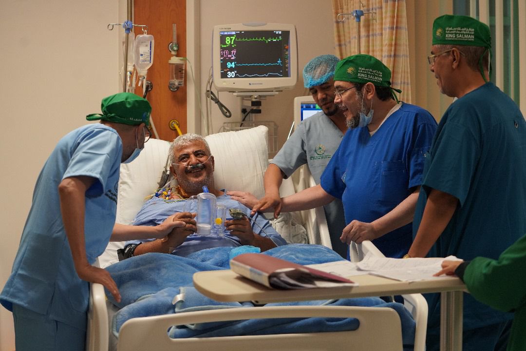 أثناء اطمئنان فريق البلسم على صحة مريض بمستشفى الأمير محمد بن سلمان في عدن (البلسم)