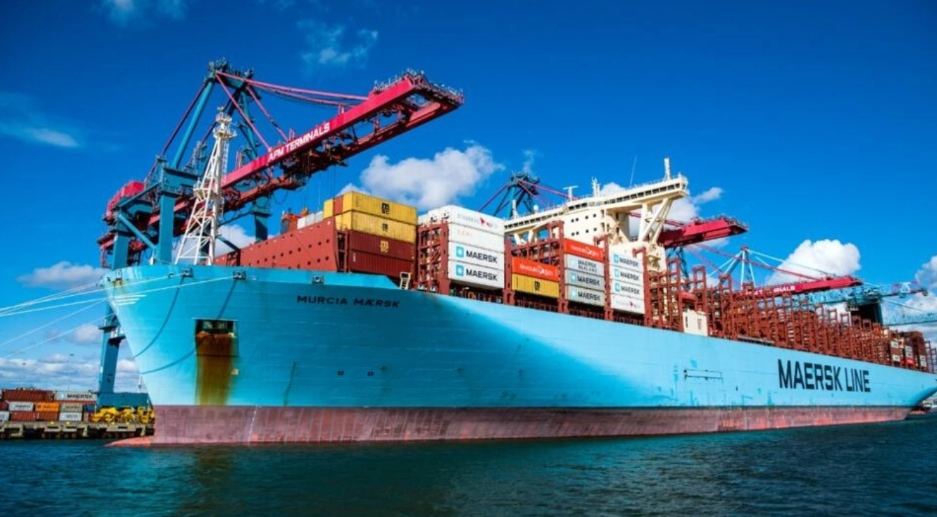 عملاق الشحن الدولي "ميرسك" ترفع رسوم النقل مع اتساع مخاطر البحر الأحمر