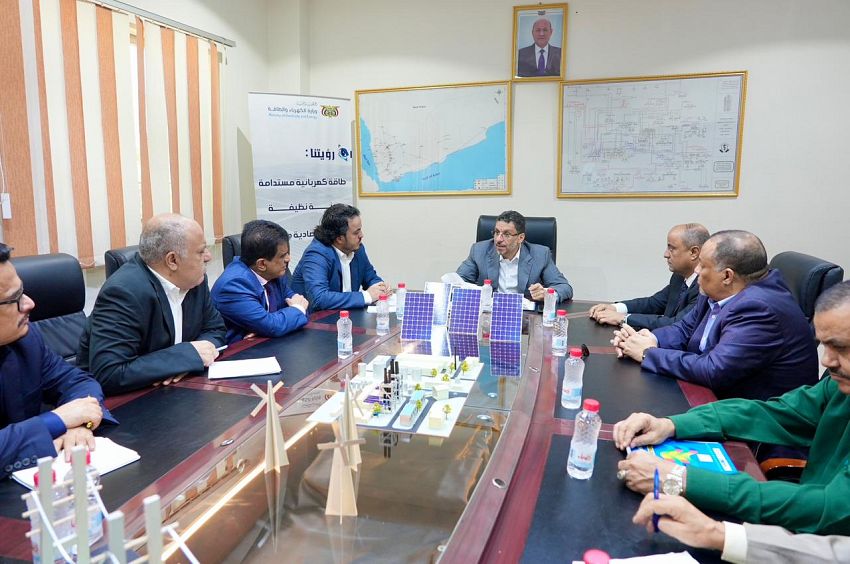 اجتماع رئيس الوزراء بالوزراء والمسؤولين المعنيين بالكهرباء في عدن (سبأ)