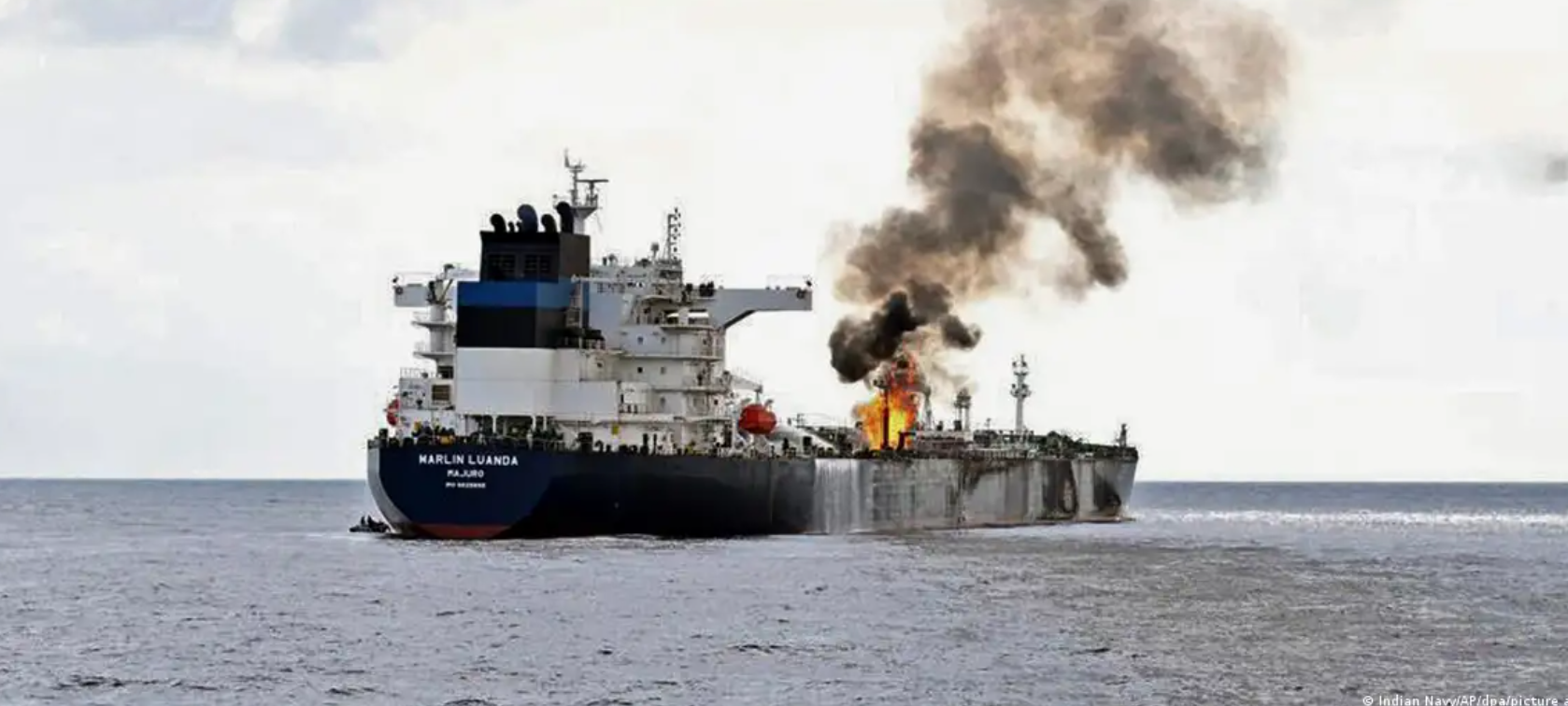 صورة لهجوم على سفينة في البحر الأحمر