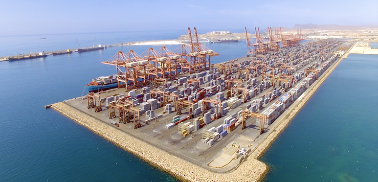 ميناء صلالة يقدم خيارات “بديلة وسريعة” لتجنب الاضطراب في البحر الأحمر