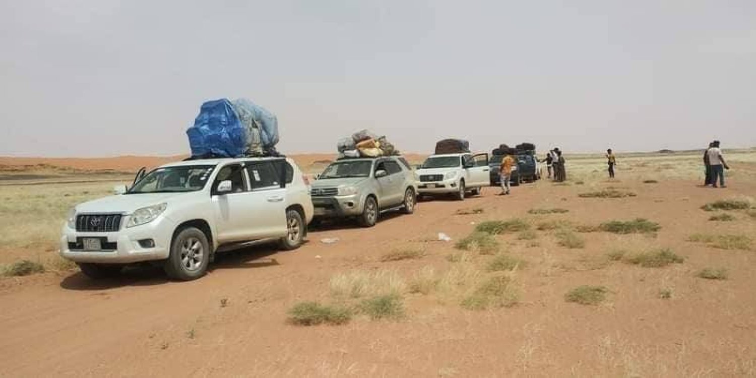 صورة لمسافرين في طريق صحراء الجوف