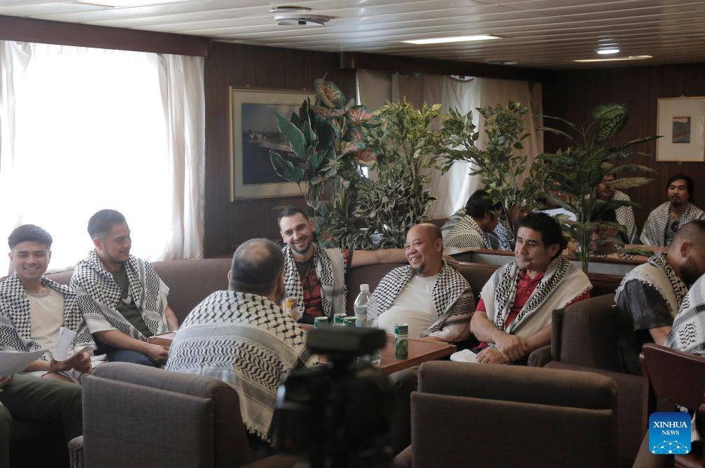 وفد دولي يزور طاقم سفينة “جالاكسي ليدر” المختطفة لدى الحوثيين
