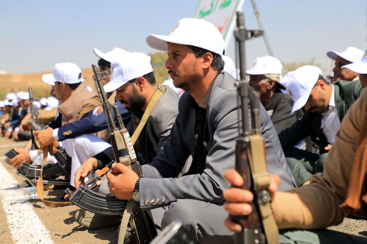 صورة ليمنيين أجبرهم الحوثيون على التدريب العسكري
