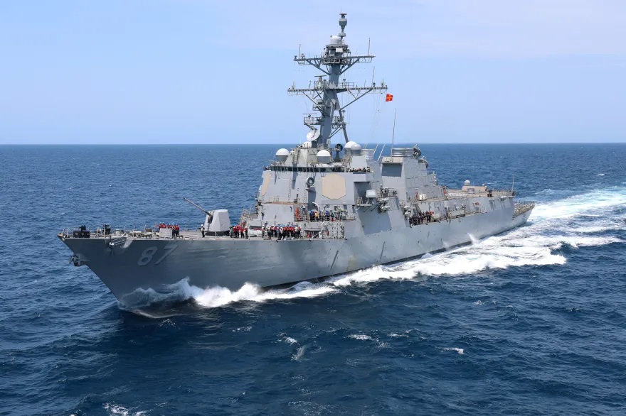 الحوثيون يقولون إنهم استهدفوا سفينتين في البحر الأحمر إحداها “مدمّرة أمريكية”