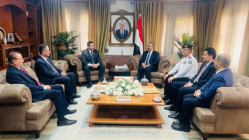 أثناء زيارة أمين رئاسة مصر لمقر السفارة اليمنية بالقاهرة (سبأ)