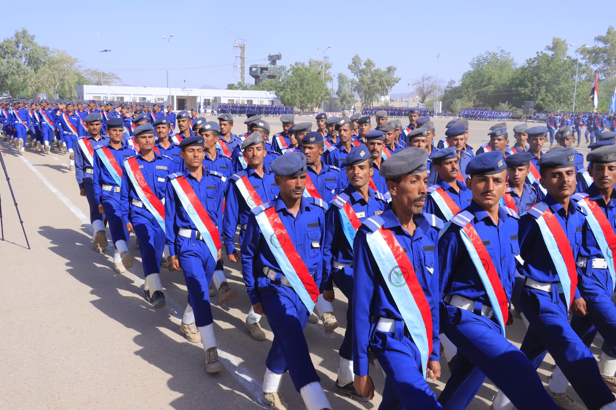 مأرب عرض عسكري لوحدات رمزية من الجيش الوطني احتفاء بالعيد الـ 34 للوحدة اليمنية