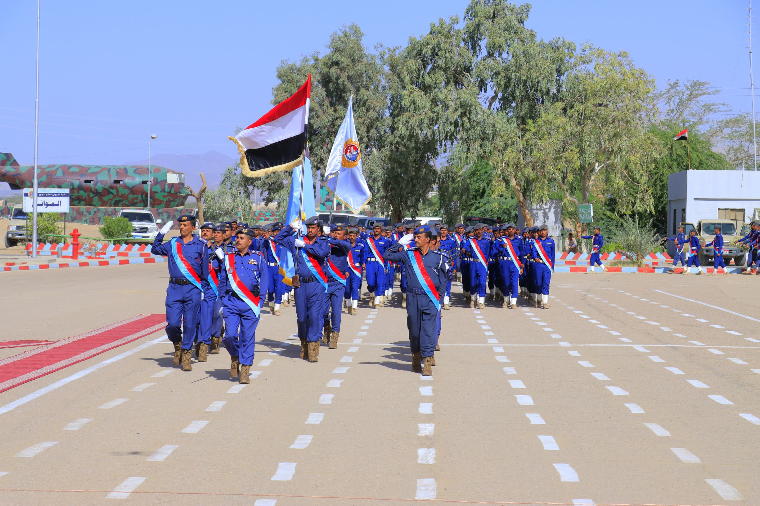 مأرب عرض عسكري لوحدات رمزية من الجيش الوطني احتفاء بالعيد الـ 34 للوحدة اليمنية