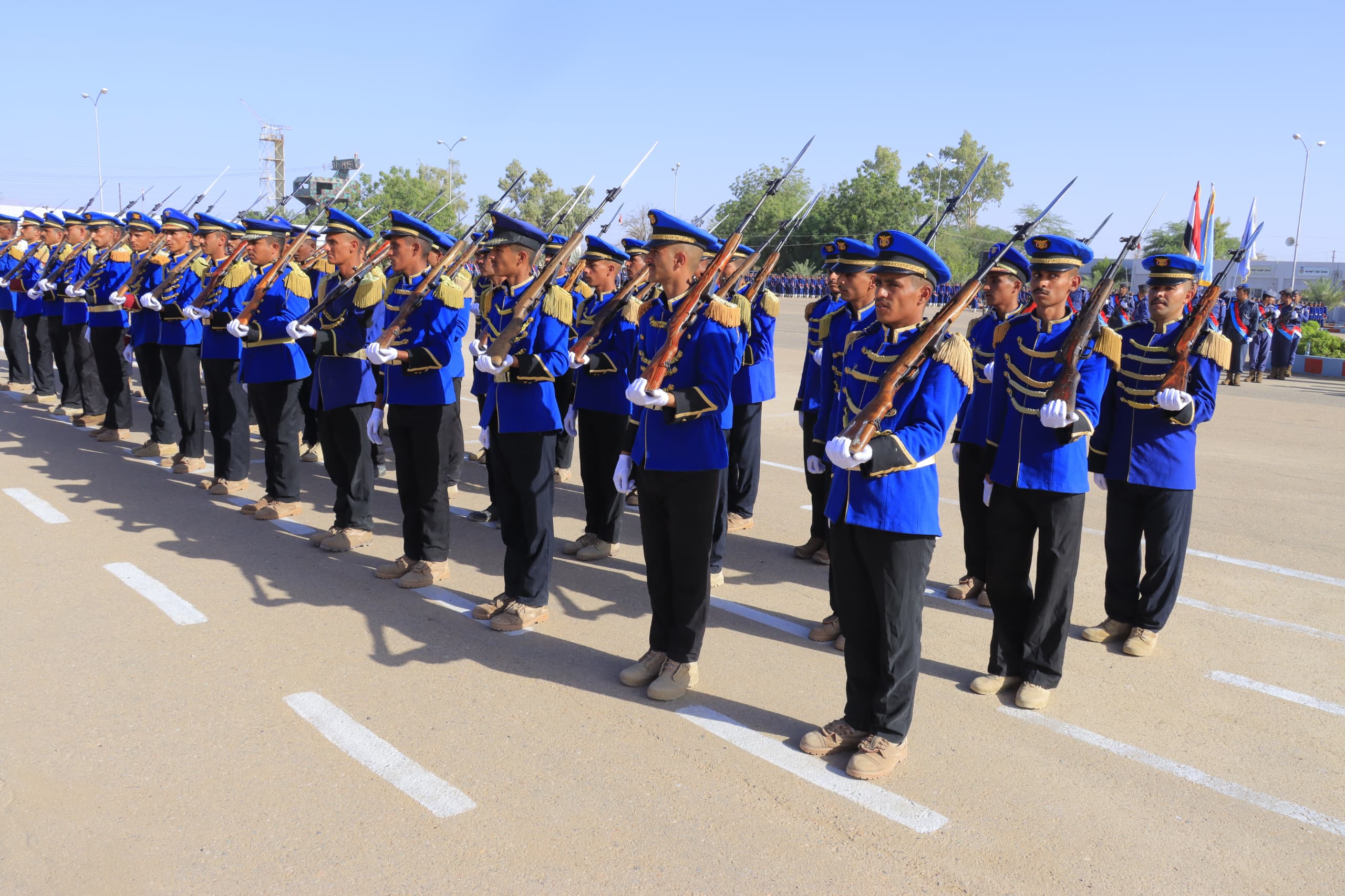 مأرب عرض عسكري لوحدات رمزية من الجيش الوطني احتفاء بالعيد الـ 34 للوحدة اليمنية