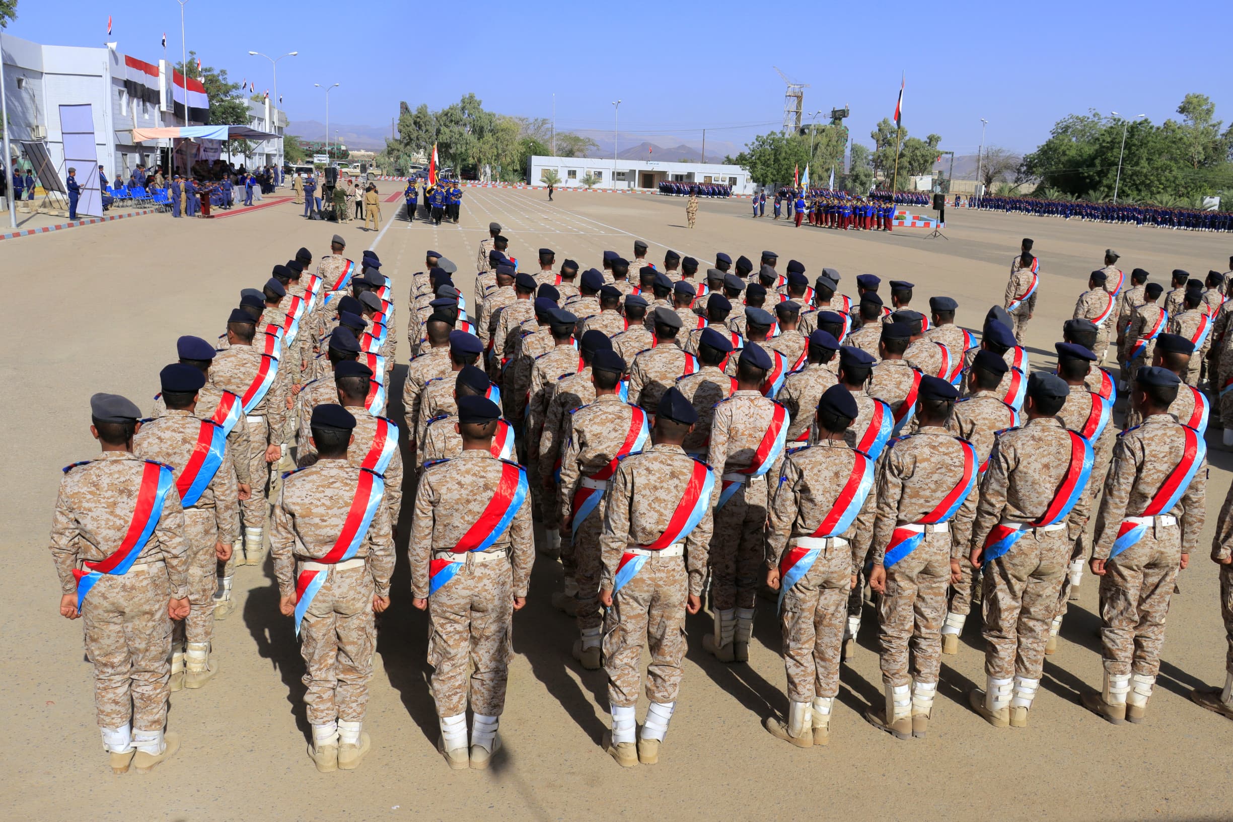 مأرب عرض عسكري لوحدات رمزية من الجيش الوطني احتفاء بالعيد الـ 34 للوحدة اليمنية