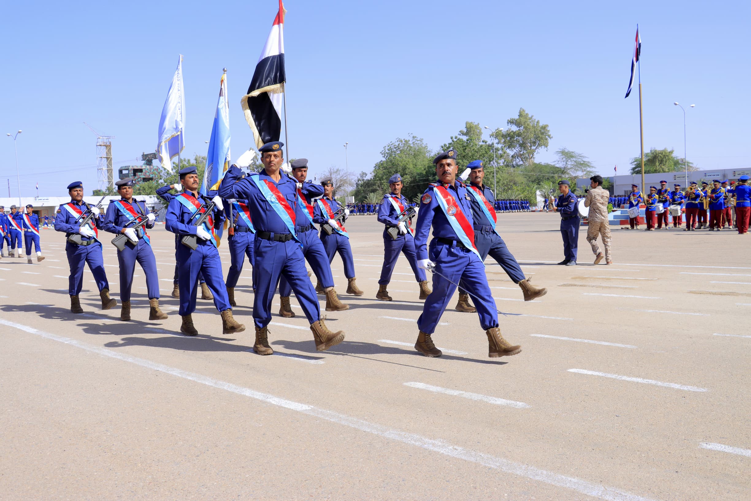 مأرب عرض عسكري لوحدات رمزية من الجيش الوطني احتفاء بالعيد الـ 34 للوحدة اليمنية