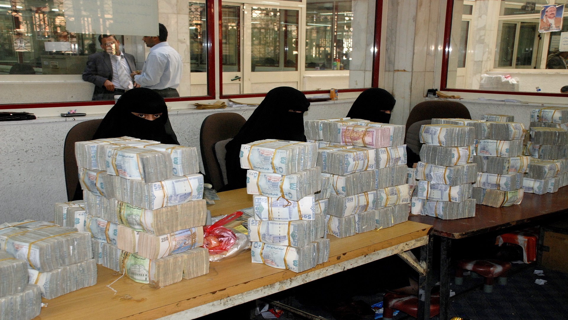 ”مركز كارنيجي للدراسات” يتحدث عن “معركة بنوك في اليمن“ ويحذّر من “انهيار اقتصادي”