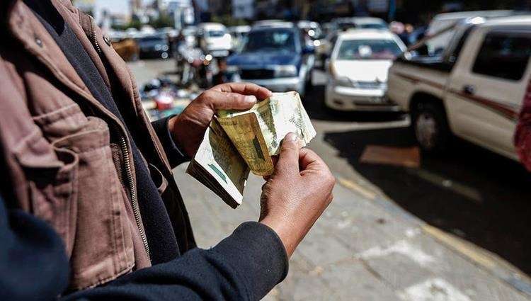 تراجع قياسي للريال اليمني مقابل العملات الأجنبية والحكومة تشكل لجنة من 9 وزراء (أسعار الصرف)