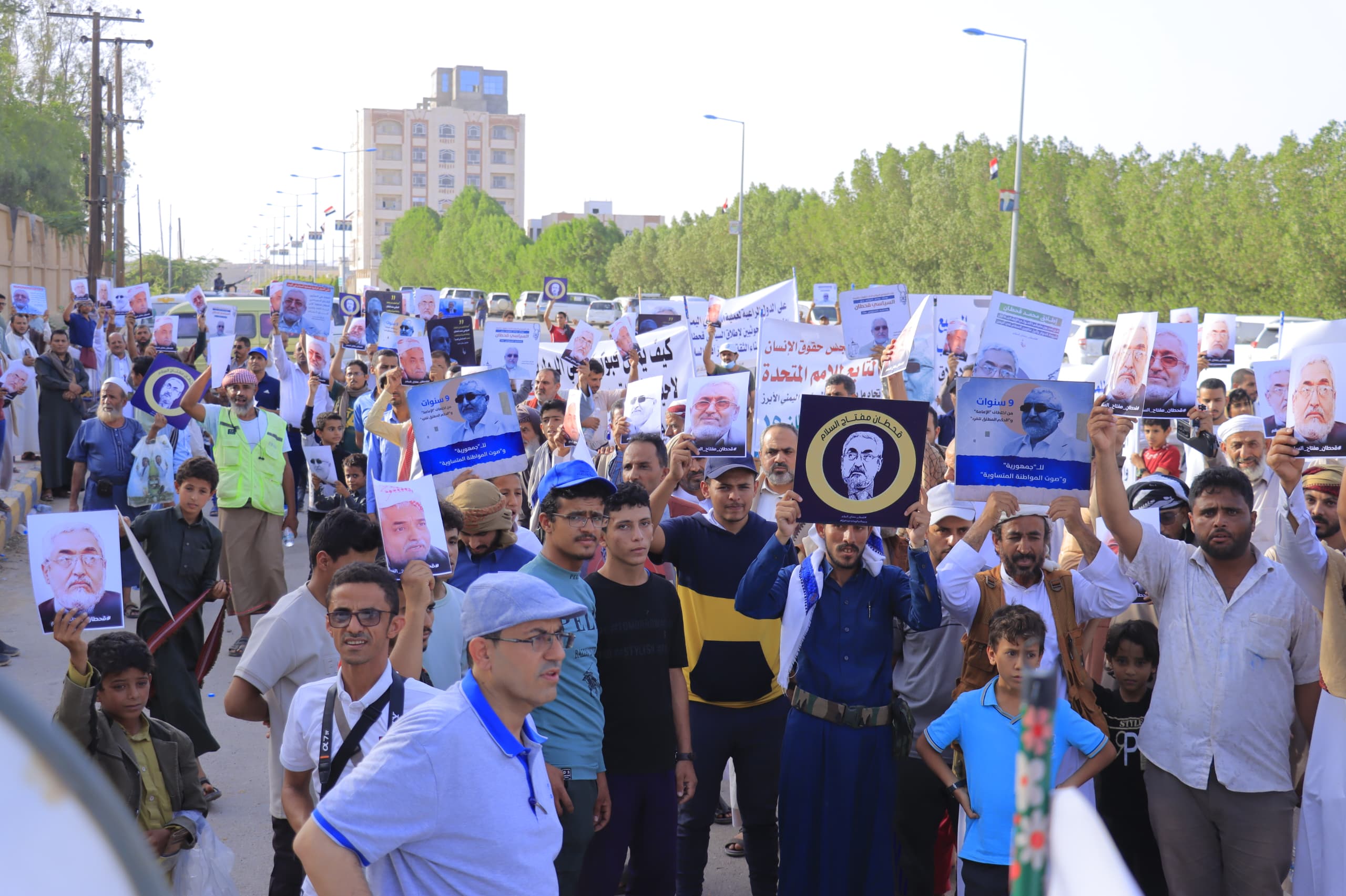 وقفة احتجاجية لأبناء أمانة العاصمة تطالب بسرعة الإفراج عن السياسي "محمد قحطان"