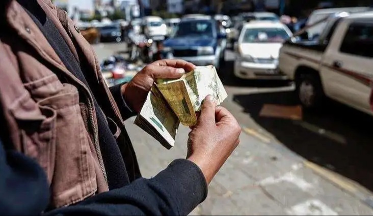 “تقرير أممي” يحذر الحوثيين من تداعيات قرارهم بمنع صرف الحوالات بالدولار ويتحدث عن أسباب تراجع الريال بمناطق سيطرة الحكومة