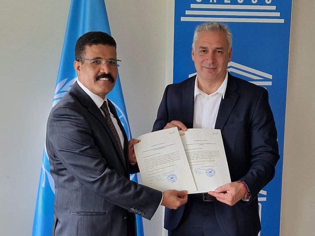 سفير الجمهورية اليمنية لدى منظمة اليونسكو "محمد جميح" والمدير العام المساعد لليونسكو "أرنستو أوتون"