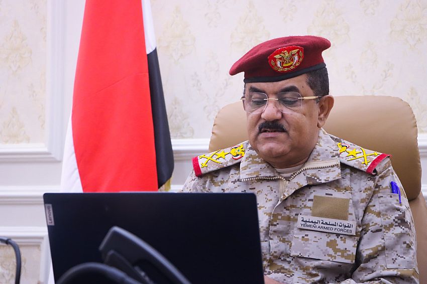 وزير الدفاع اليمني يقول إن ملف فتح الطرقات يتطلب اتفاقاً لوقف إطلاق النار لضمان سلامة المدنيين