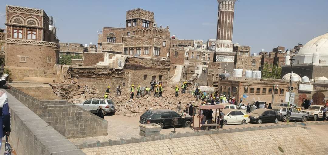 مقتل ثلاثة عمال وإصابة رابع بتهدم مبنى مسجد قبة المهدي بصنعاء القديمة