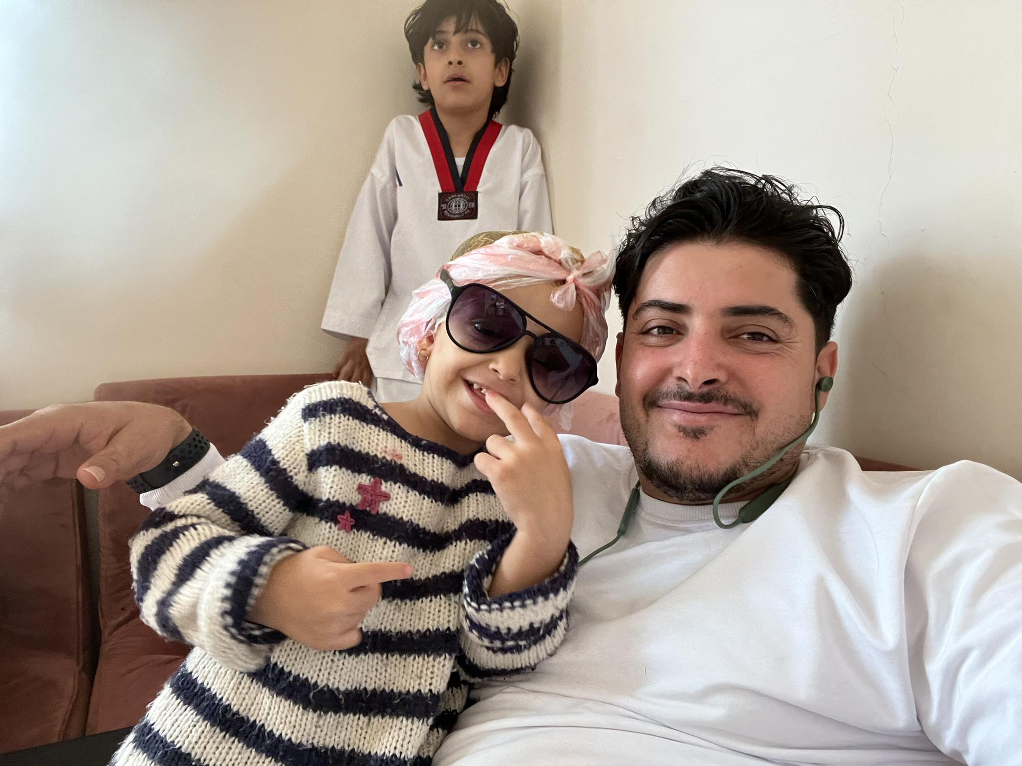 أحمد الظاهري مع أولاده (فيسبوك)