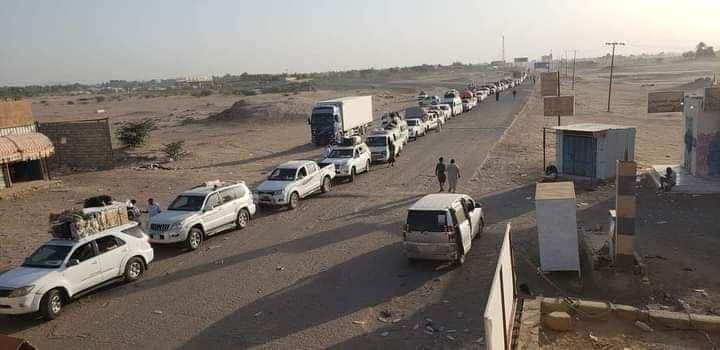 مسافرون يشكون اجراءات الحوثي “المشددة” في طريق البيضاء ومئات المركبات تقف في طابور طويل لليوم الثاني على التوالي