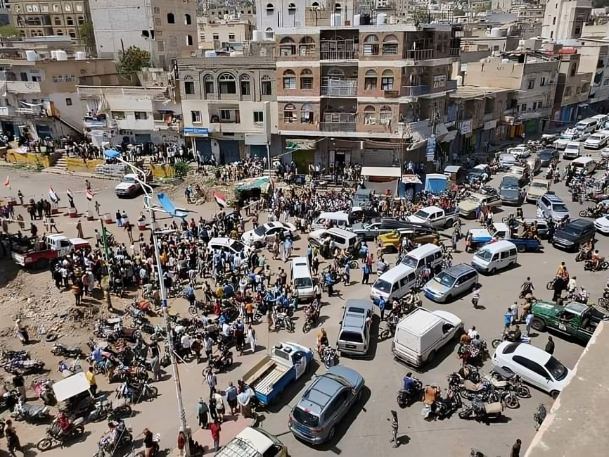 تعز.. بدء حركة السير في طريق "الكمب – جولة القصر" بعد 9 سنوات من إغلاقها من قبل الحوثيين