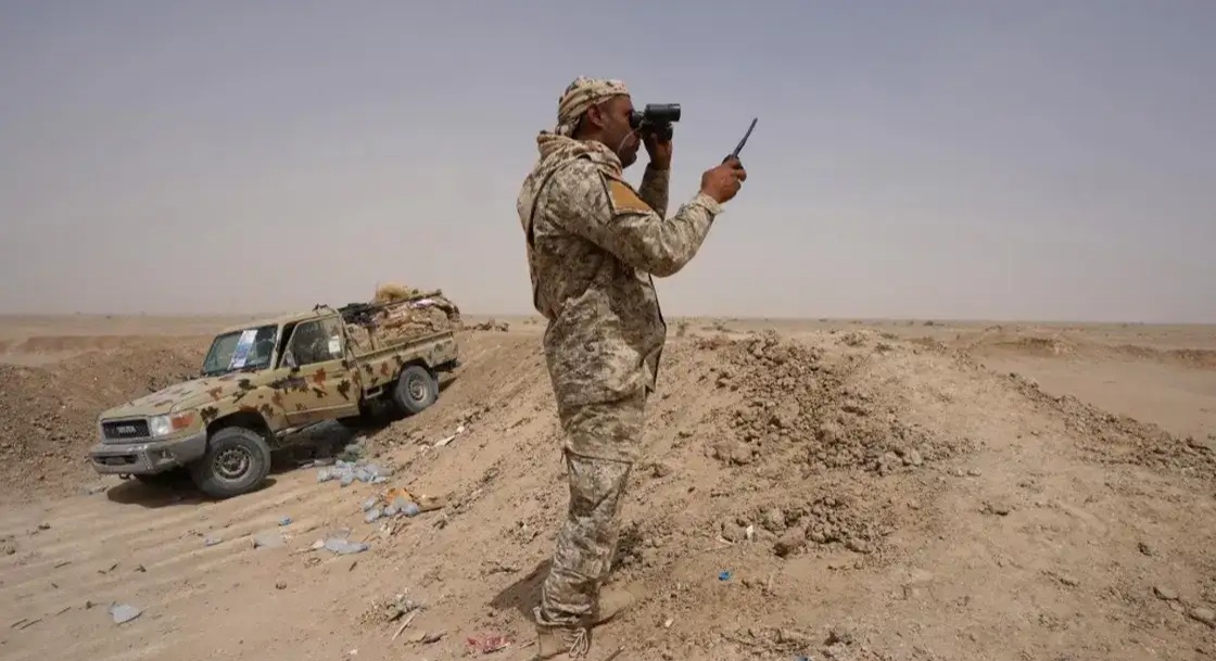 ضابط في الجيش اليمني في أحد جبهات القتال بمأرب