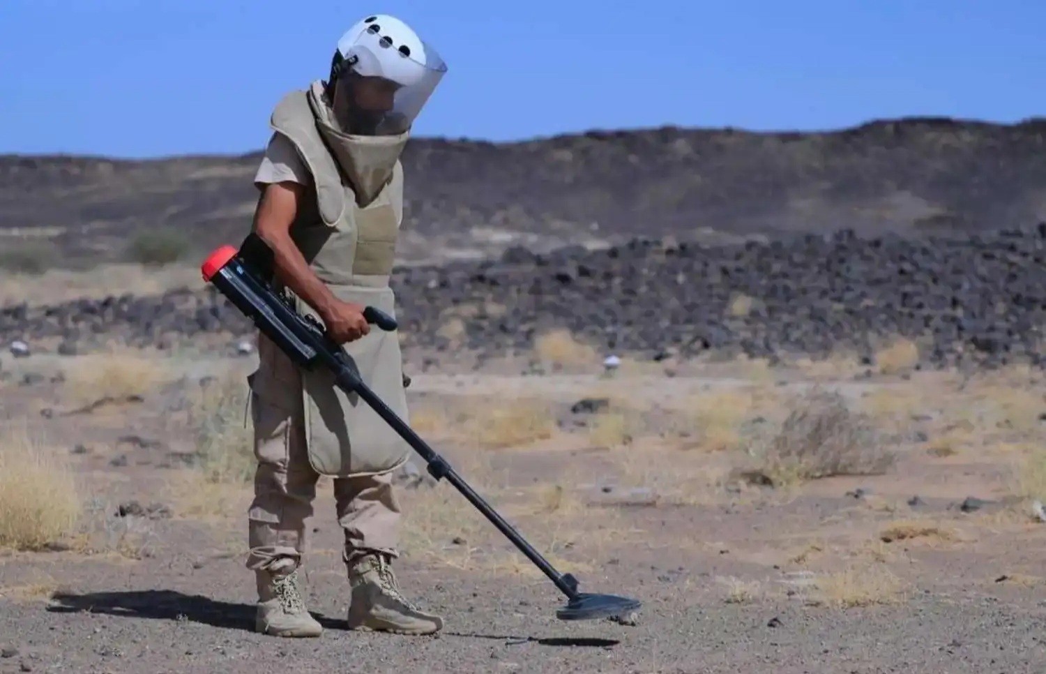 عامل في مسام يعمل على استكشاف الألغام في اليمن