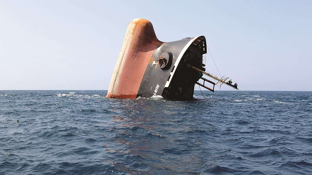 وكالة دولية تؤكّد غرق ثاني سفينة تجارية في البحر الأحمر وتتحدث عن “تسرب للوقود”