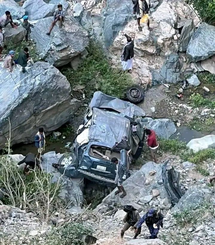 وفاة وإصابة 15 شخصًا بانقلاب سيارة من منحدر جبلي في حجة (فيديو)