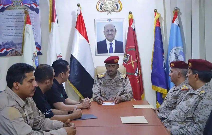 رئيس أركان الجيش اليمني يوقع عقد تجديد عمل "مسام" لنزع الألغام