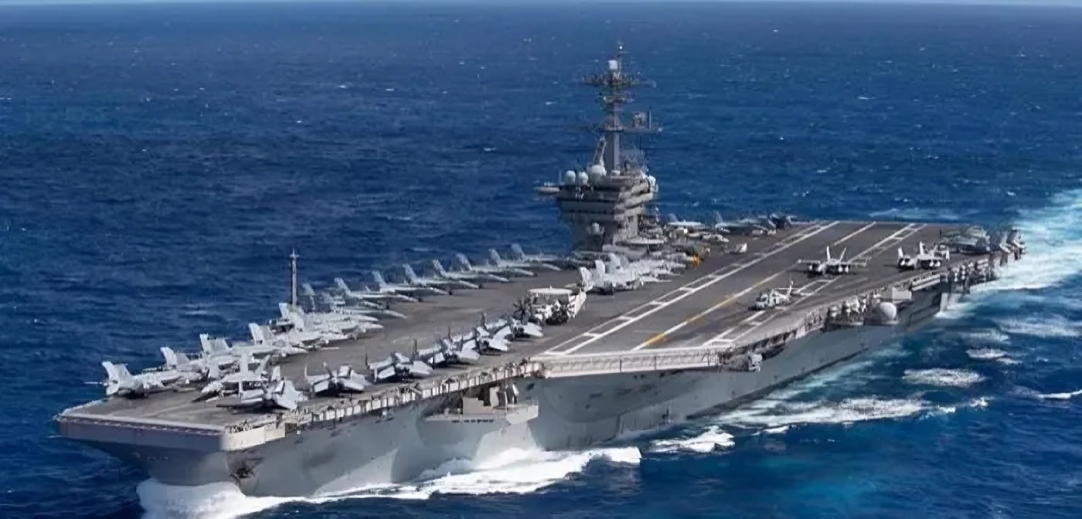 البحرية الأمريكية تعلن مغادرة حاملة الطائرات "ايزنهاور" واستقدام أخرى لمواصلة العمليات في البحر الأحمر