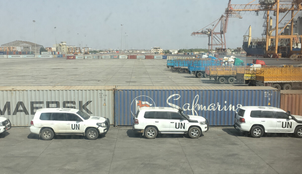 سيارات البعثة الأممية مصطفّة في ميناء الحديدة عام 2019 (اونمها)