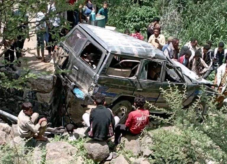 سقوط سيارة من منحدر شاهق في تعز يودي بحياة 7 بينهم نساء وأطفال