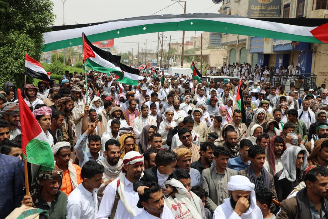 وقفة احتجاجية “حاشدة” في مأرب تطالب الحكومة اليمنية بمنع استيراد أي بضائع داعمة لـ“الكيان الصهيوني”