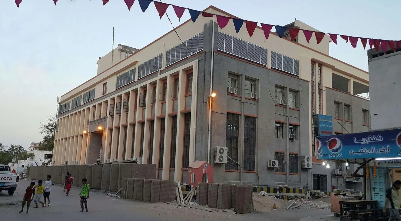 "البنك المركزي" في عدن يعلن إيقاف تراخيص 7 شركات صرافة