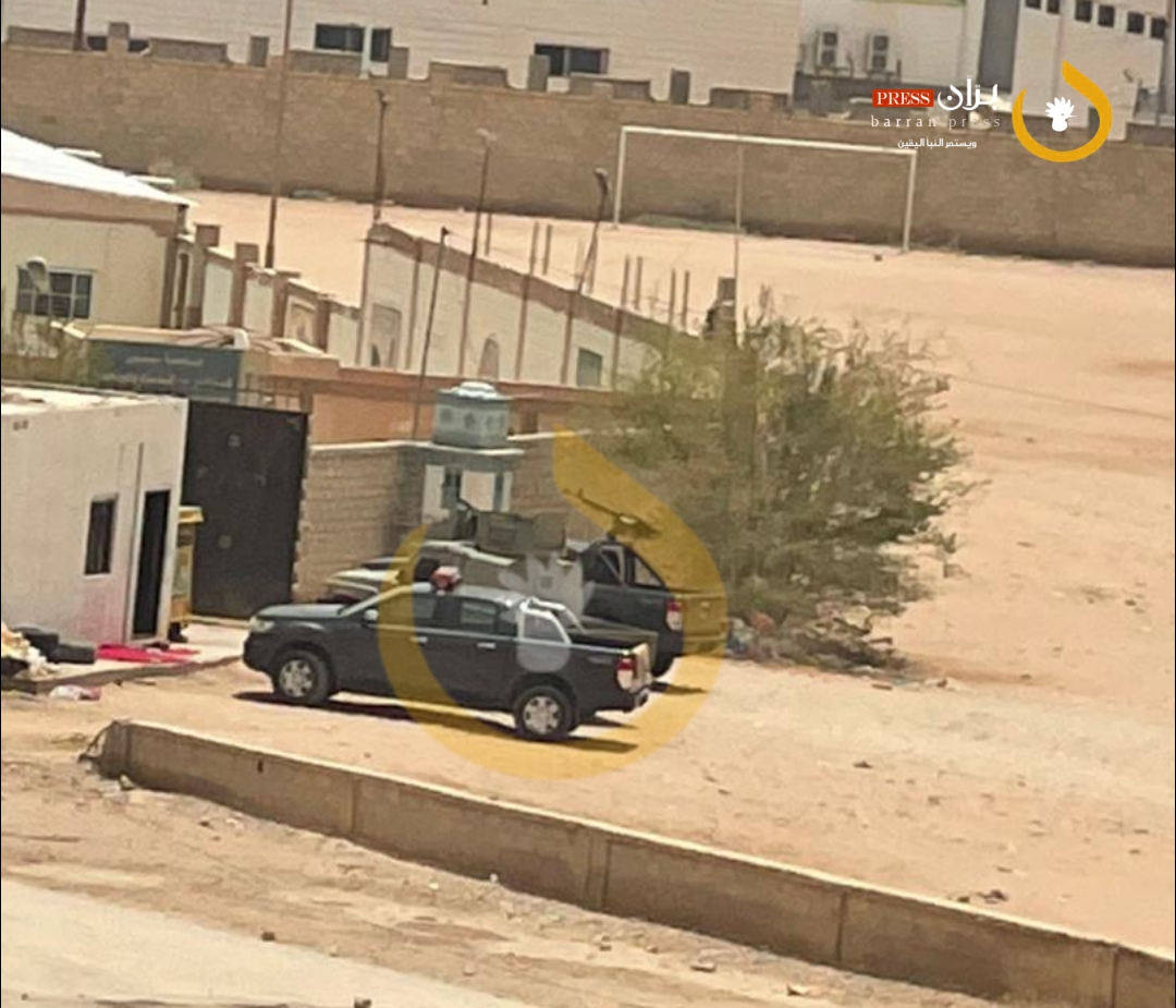 عربات عسكرية أمام بوابة مكتب وزارة الشباب والرياضة بمحافظة حضرموت (بران برس)