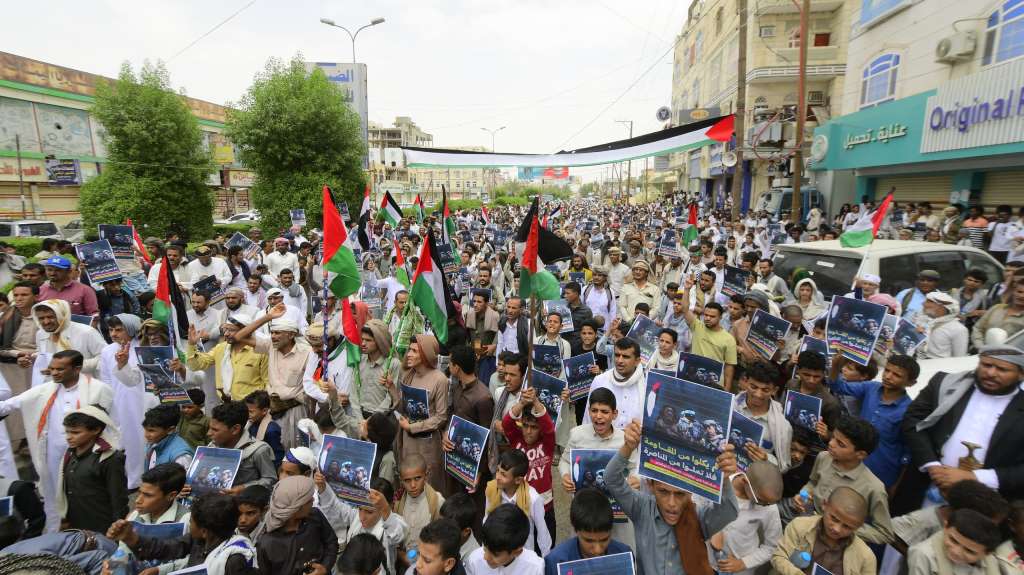 وقفة احتجاجية بمأرب تدعو لإجبار الاحتلال الإسرائيلي على وقف عدوانه غزّة وإغاثة سكانها فورًا