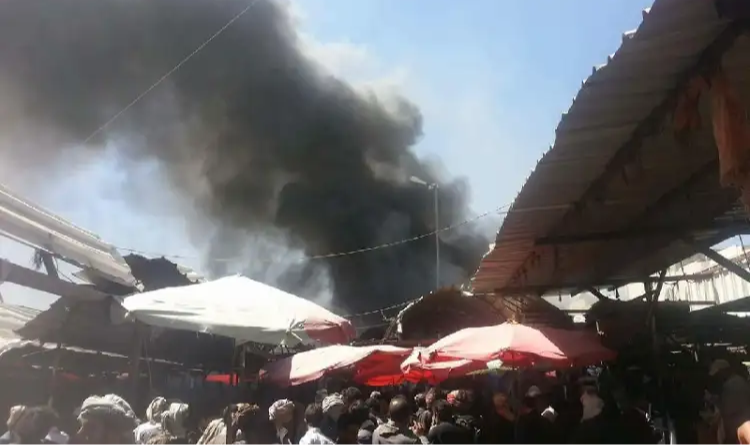 حريق “هائل” يلتهم 4 محلات تجارية في سوق “شميلة” بصنعاء