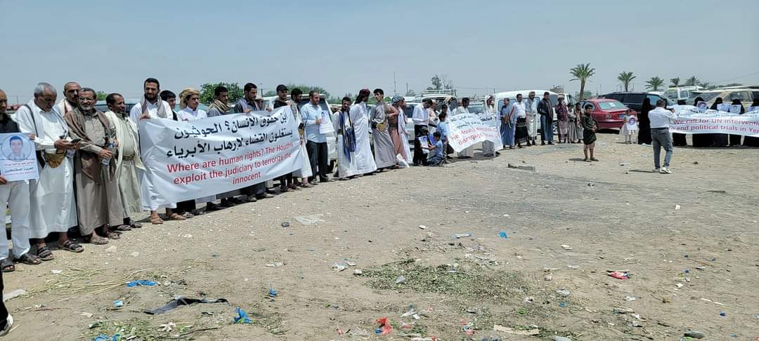 وقفة احتجاجية لأبناء المحويت تحذّر الحوثيين من إعدام 3 مختطفين من أبناء المحافظة