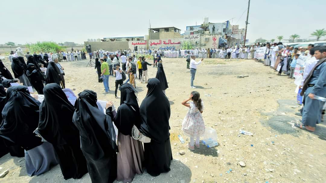 وقفة احتجاجية لأبناء المحويت تحذّر الحوثيين من إعدام 3 مختطفين من أبناء المحافظة