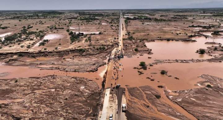 صور من الحديدة للأضرار التي خلفتها السيول في المحافظة