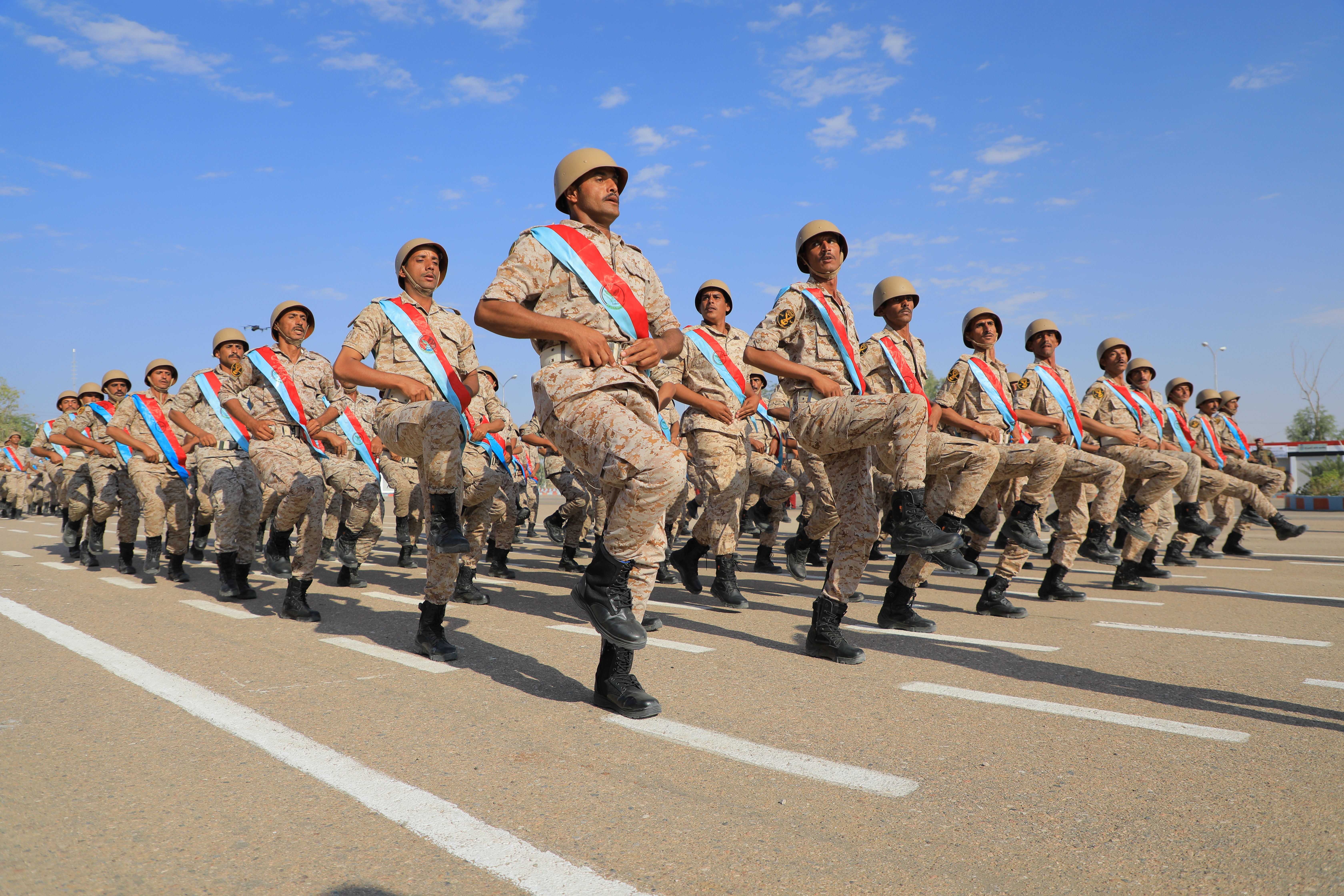 العرادة يشهد حفل تخرج بكلية الطيران والدفاع الجوي بمناسبة احتفالات أعياد الثورة اليمنية الخالدة