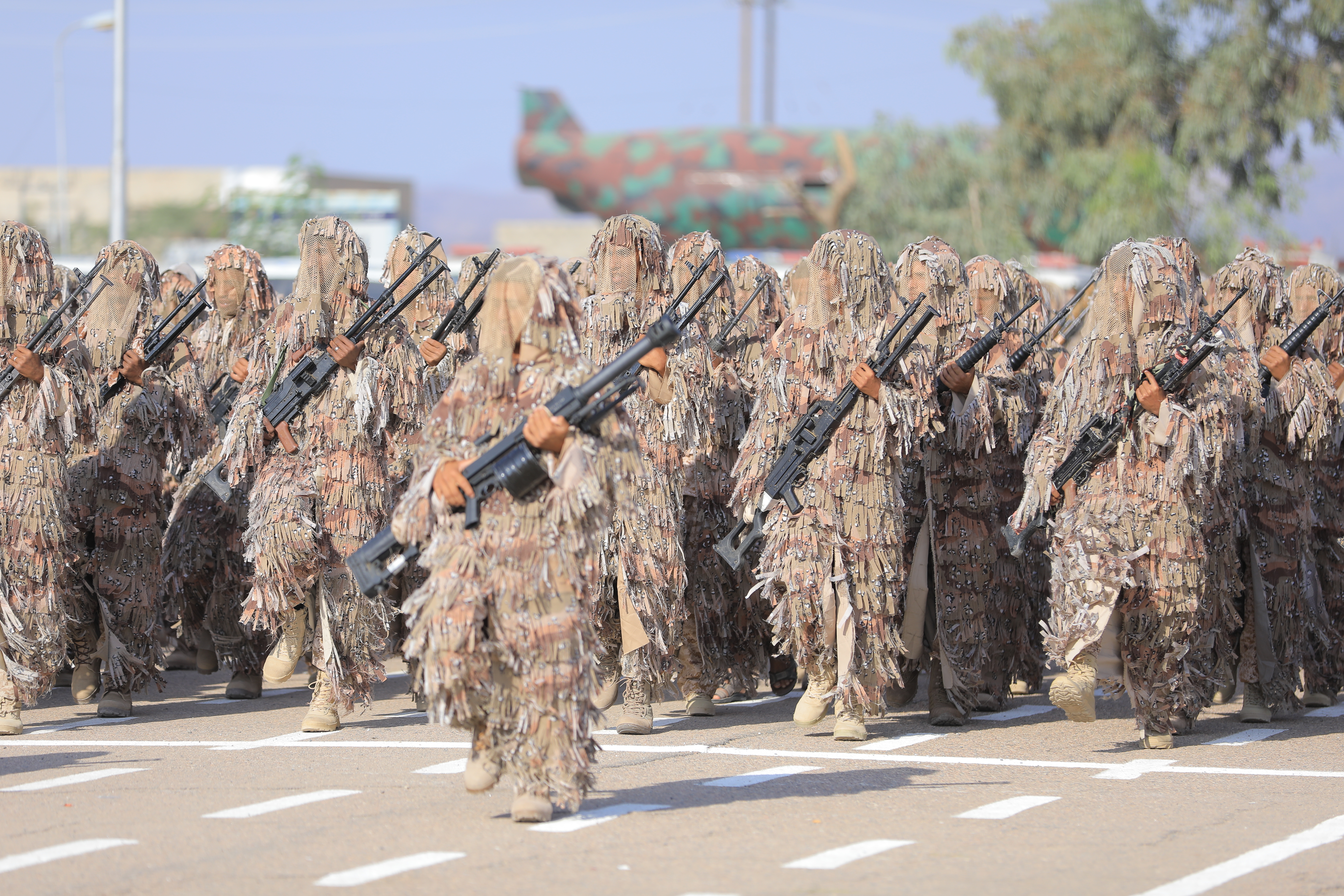 العرادة يشهد حفل تخرج بكلية الطيران والدفاع الجوي بمناسبة احتفالات أعياد الثورة اليمنية الخالدة