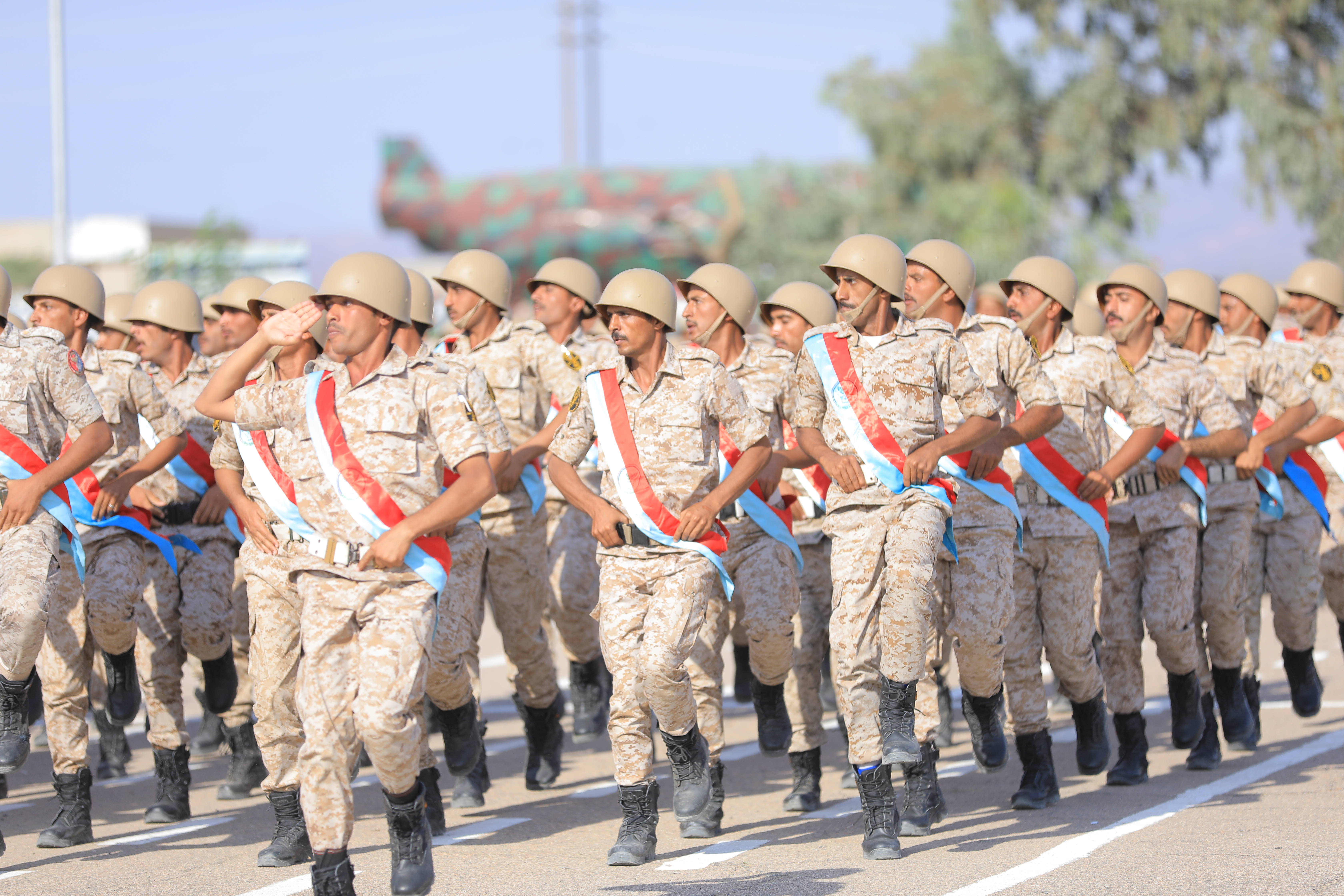 العرادة يشهد حفل تخرج بكلية الطيران والدفاع الجوي بمناسبة احتفالات أعياد الثورة اليمنية الخالدة