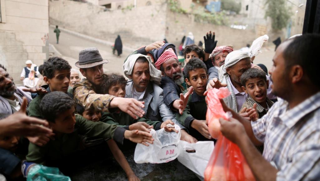 يمنيون يتدافعون على حصص غذائية (ارشيفية)