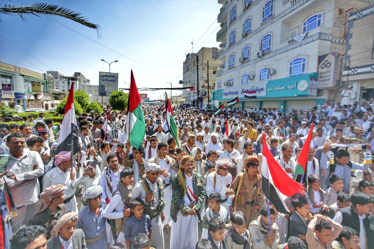 الآلاف يؤدون صلاة الغائب على زعيم حركة حماس "يحيى السنوار" في مأرب